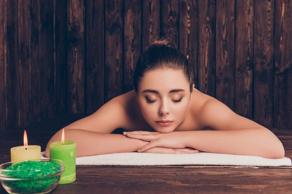 Portret van sensuele mooie vrouw ontspannen op aromatherapie — Stockfoto