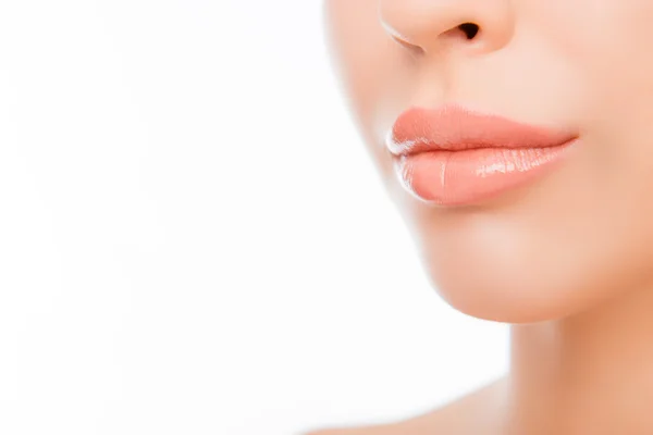 Tutup foto bibir wanita dengan riasan alami di atas kulit putih Stok Foto