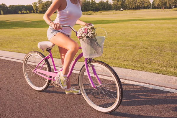 Close up photo of young woman riding cycle on the street — Stock Photo, Image