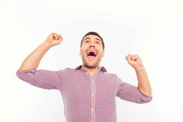 Hombre atractivo gritando y mostrando puños — Foto de Stock