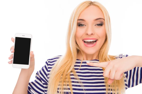 Retrato de loira feliz mostrando tela preta de seu smartphone — Fotografia de Stock