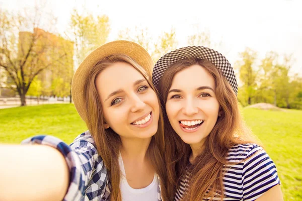 Dos hermanas sonrientes alegres haciendo selfie y mostrando la lengua — Foto de Stock