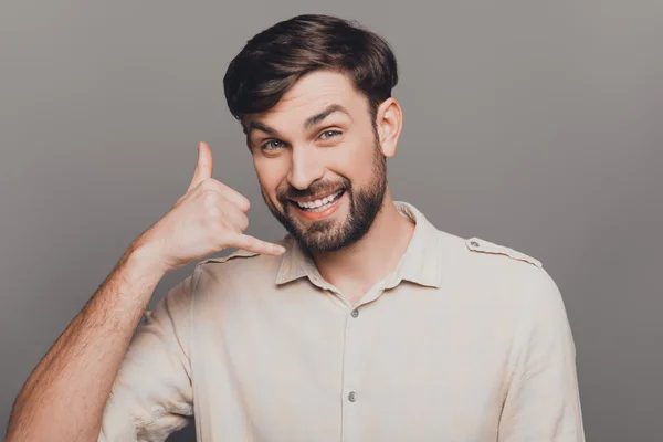 Allegro uomo barbuto felice gesticolando e chiedendo di chiamarlo — Foto Stock