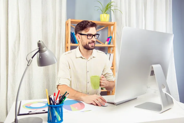 Knappe zakenman hard werken en koffie drinken — Stockfoto