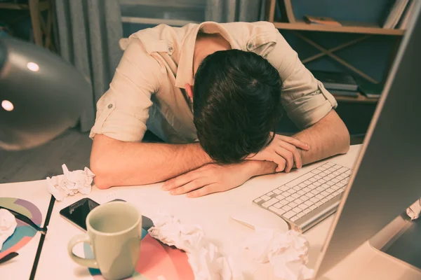 Närbild porträtt av överarbetade affärsman sover i office — Stockfoto