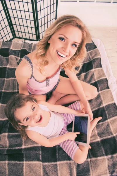 Foto van het bovenaanzicht van de vrouw en haar dochter spelen op Tablet PC — Stockfoto