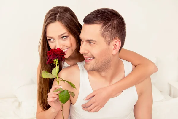 장미를 들고 아름 다운 여자의 남자 친구에서 선물 — 스톡 사진