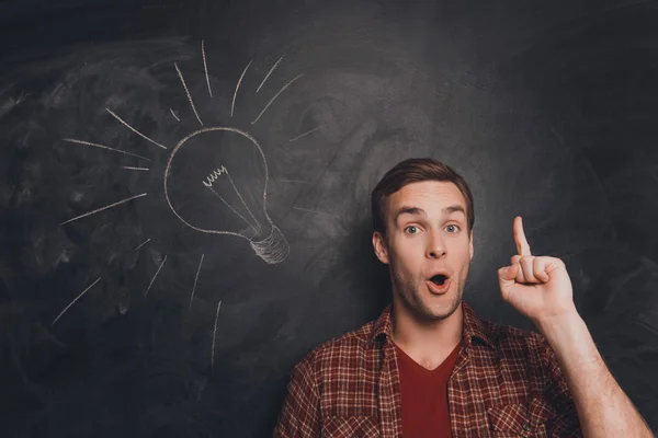 Homem inteligente com o dedo levantado no fundo da sagacidade blackboard — Fotografia de Stock