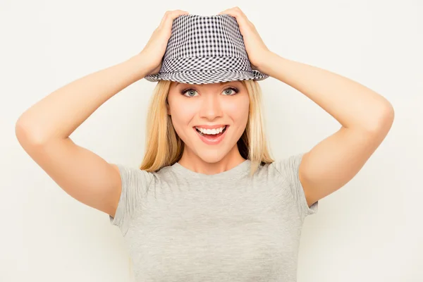 Портрет привлекательной улыбающейся блондинки в летней шляпе — стоковое фото