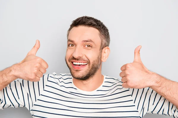 Счастливый улыбающийся мужчина с бородой показывает большие пальцы вверх — стоковое фото