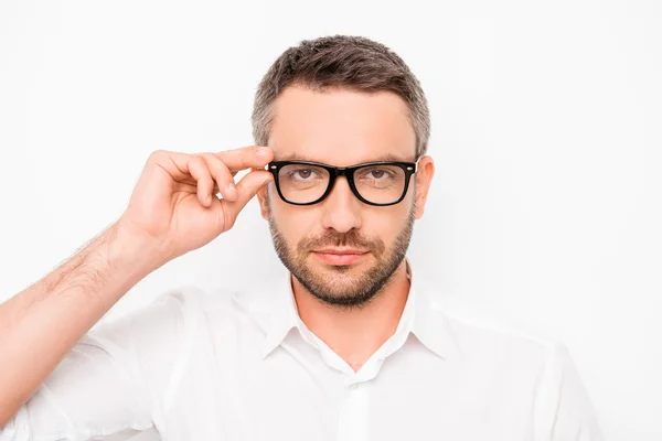 Aantrekkelijke slimme succesvolle man raakt zijn brillen — Stockfoto