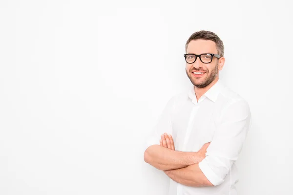Inteligente hombre de negocios feliz en gafas con las manos cruzadas en ba blanca —  Fotos de Stock