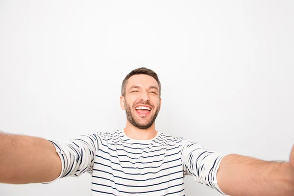 Alegre feliz sonriente hombre haciendo selfie y guiño — Foto de Stock