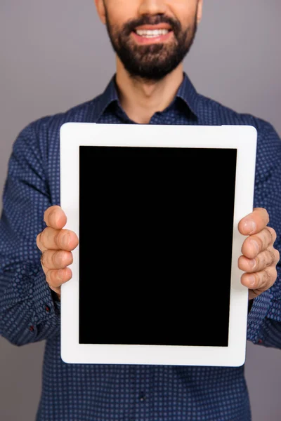 Close up retrato de homem sorridente mostrando tela preta de tablet — Fotografia de Stock