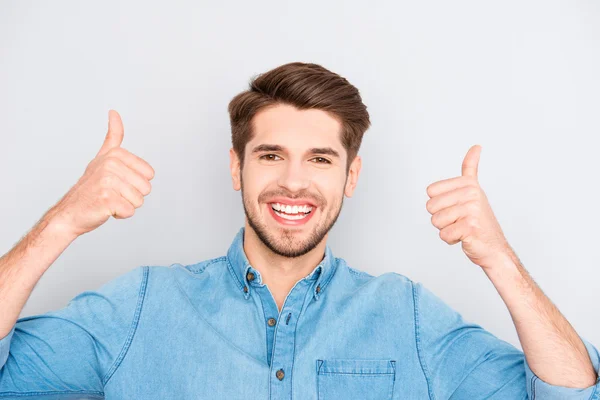 Alegre homem feliz gesticulando "Como" com duas mãos — Fotografia de Stock