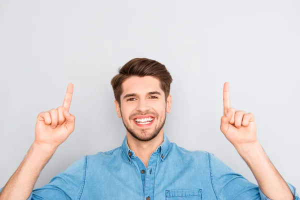 Homem bonito com radiante sorriso gestyring com os dedos — Fotografia de Stock