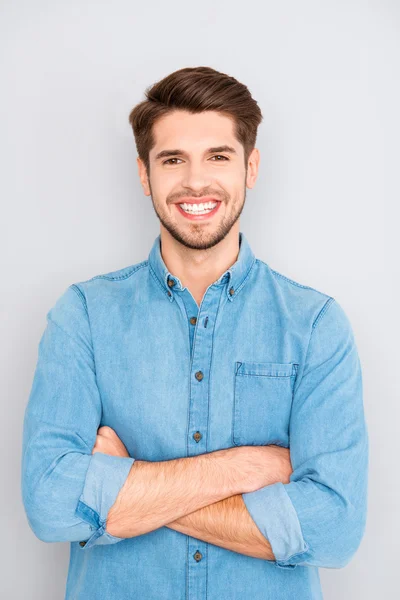 Porträtt av toothy stilig skäggig man med korsade händer — Stockfoto