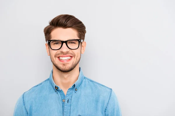 Porträtt av stilig glada unga leende man i glas — Stockfoto