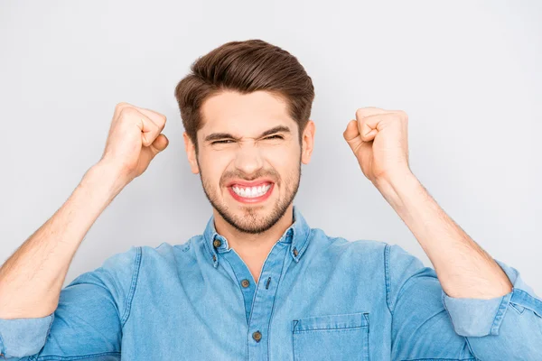 Retrato de homem irritado frustrado com punhos levantados — Fotografia de Stock