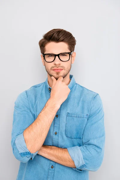 Retrato de homem bonito mente jovem em óculos — Fotografia de Stock