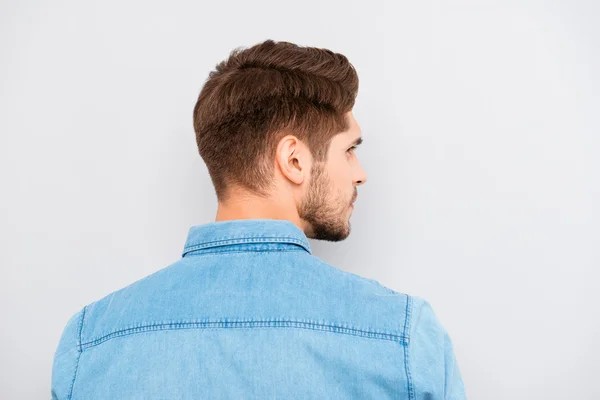 Visão traseira do jovem homem bonito com cerda em camisa azul — Fotografia de Stock