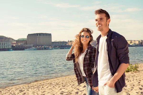 Щасливий усміхнений чоловік і жінка в любові ходять на пляжі — стокове фото