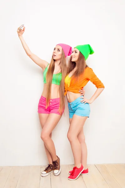 Két szép hipster lányok mobiltelefon lövöldözős — Stock Fotó