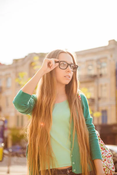 Portrét krásné dlouhé vlasy-ženy v brýlích v ci — Stock fotografie