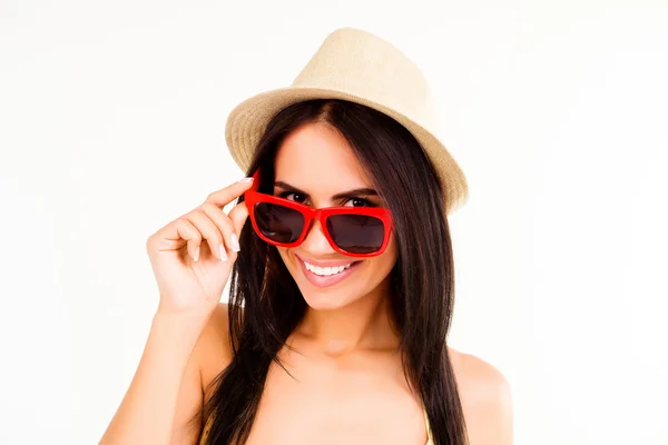 Retrato de mulher feliz alegre em chapéu de verão e óculos — Fotografia de Stock