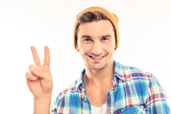 Bonito homem engraçado com chapéu gesticulando dois dedos — Fotografia de Stock