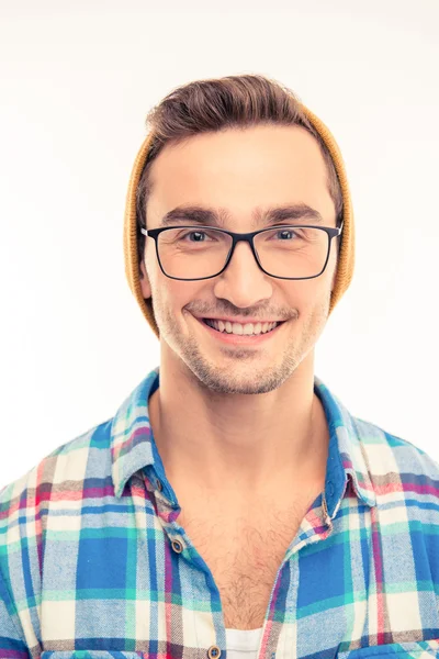 Hombre guapo y alegre con gafas y sombrero —  Fotos de Stock