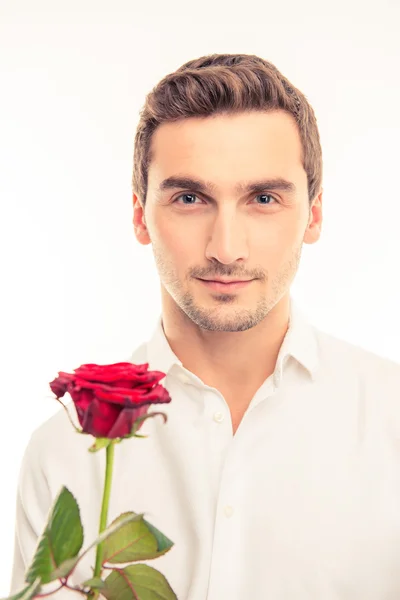 Romantique bel homme avec une rose rouge — Photo