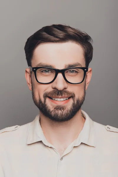 Portret szczęśliwy uśmiechający się rozgarnięty młody facet w okularach — Zdjęcie stockowe