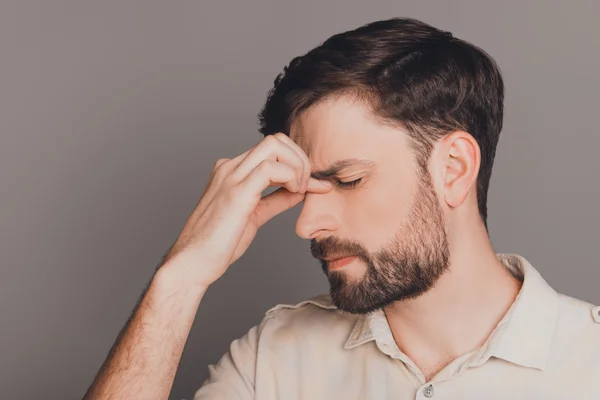 Retrato de triste cansado jovem depois do trabalho — Fotografia de Stock