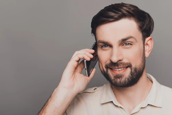 Porträt eines fröhlich lächelnden Geschäftsmannes, der mit c telefoniert — Stockfoto
