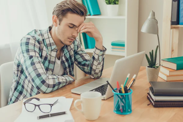 Sobrecarregado homem doente de mau humor pensando sobre a tarefa — Fotografia de Stock