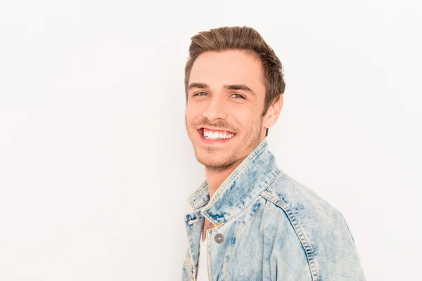 Retrato de alegre hombre feliz sonriente sobre fondo blanco — Foto de Stock