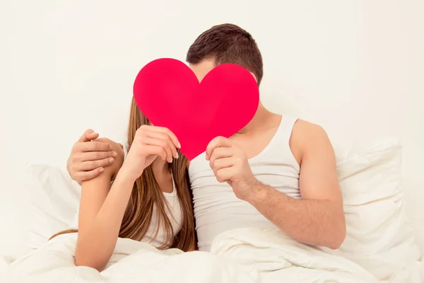 Προσωπογραφία άνδρα και γυναίκας φίλημα πίσω από κόκκινο χαρτί καρδιά — Φωτογραφία Αρχείου