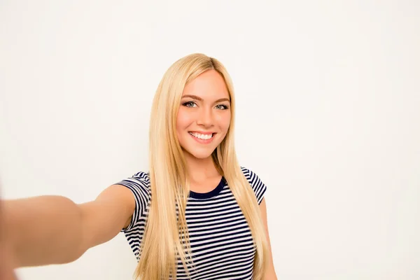 Genç ve güzel kadın selfie beyaz arka plan üzerinde yapma — Stok fotoğraf