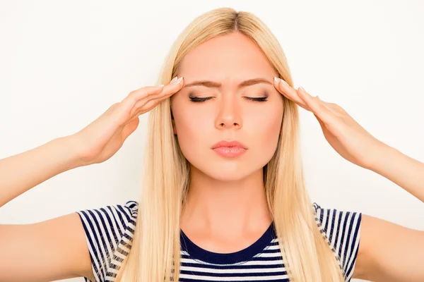 Portret van overwerkte moe ongelukkig meisje met migraine — Stockfoto