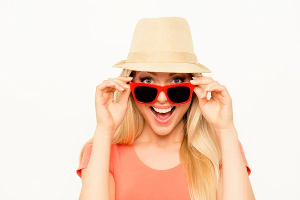 Retrato de mujer alegre feliz en sombrero de verano y espectáculos — Foto de Stock