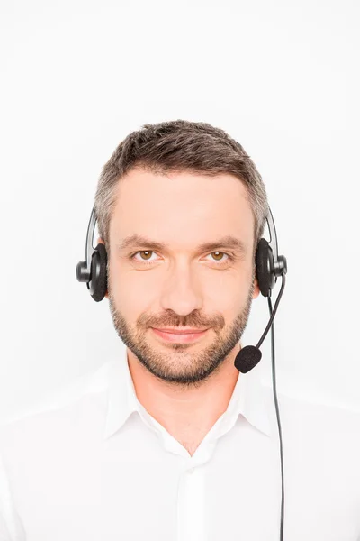 Fejem-telefonok a call-center-szép mosolygó ember portréja — Stock Fotó