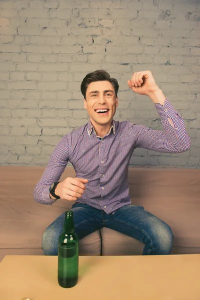 Objetivo! alegre feliz homem assistindo footbal com cerveja — Fotografia de Stock