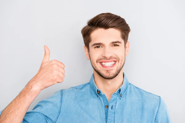 Homem feliz com sorriso radiante mostrando o polegar para cima — Fotografia de Stock