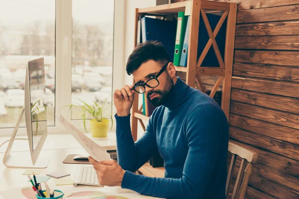 Portrait of serious smart businessman in glasses doing paperwork — Stock Photo, Image