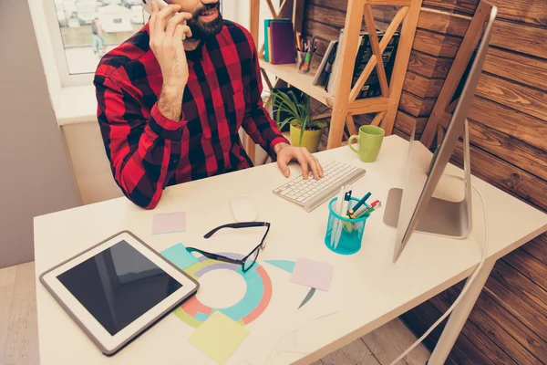 Retrato de homem trabalhando no escritório e falando ao telefone — Fotografia de Stock