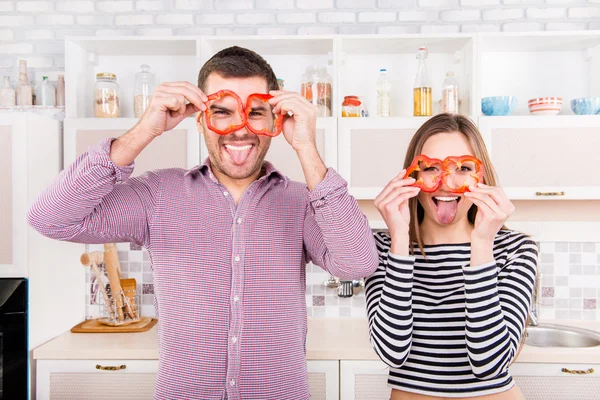 Comic liefdevolle paar segmenten van het bedrijf van peper in de buurt van de ogen en kleurend — Stockfoto