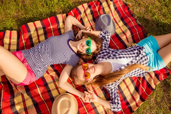 Fröhliche, glückliche Frauen picknicken im Park und liegen auf Plai — Stockfoto