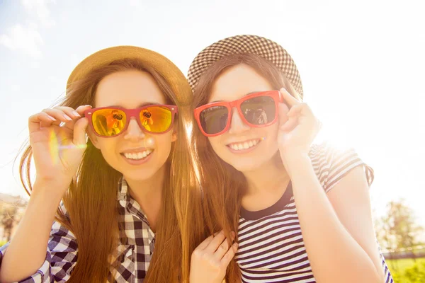 Retrato de meninas bonitas com raios sorri vestindo spectac — Fotografia de Stock