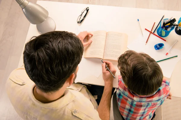 Widok z góry z tata pomaga jego syna z domu zadania — Zdjęcie stockowe